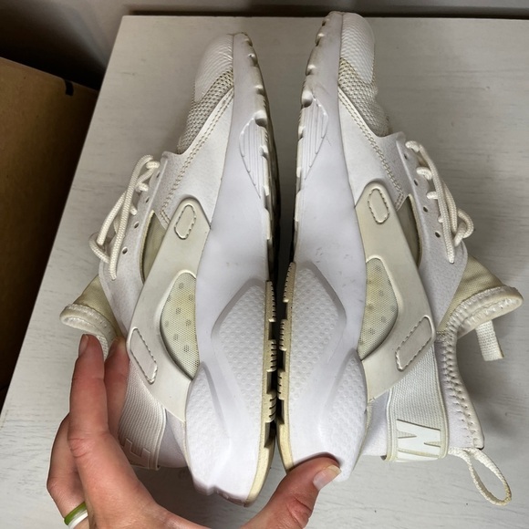 Nike 6Y White on White Huarache Air Shoes, 8W- copy - Picture 3 of 9